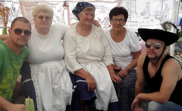 felsohegyi-hagyomanyorzok People in traditional clothes – with the members of the “Bodri és a miskakancsó” on the sides